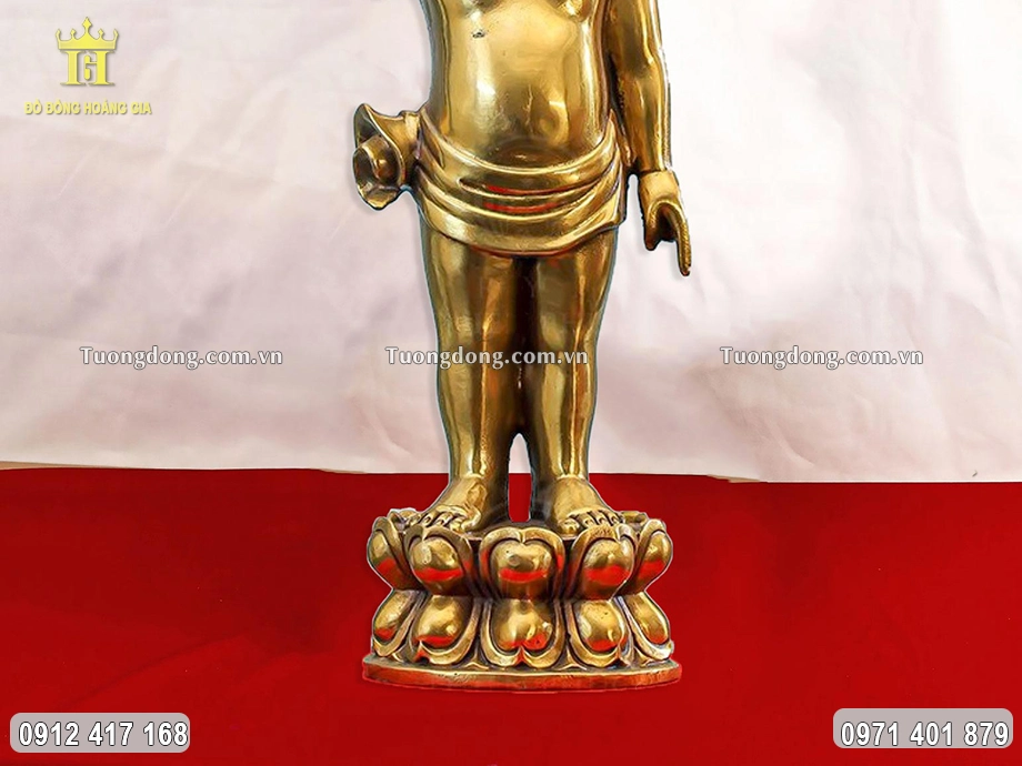 Ngài được đúc theo dáng đứng trên đài sen